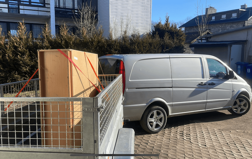 samochód dostawczy z załadunkiem na przyczepie